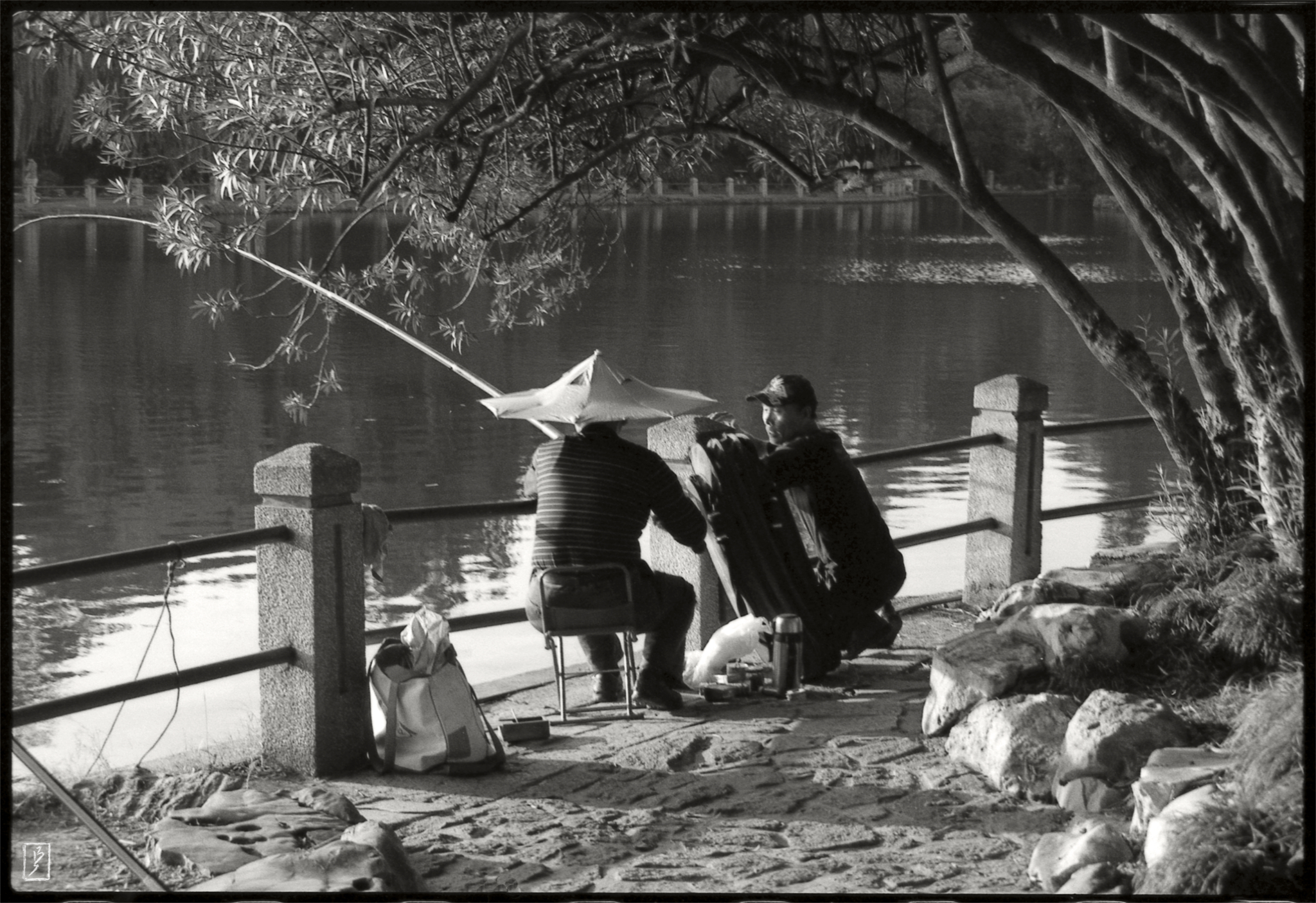 Lu Xun park (鲁迅公园): Angler with an umbrella-like hat.