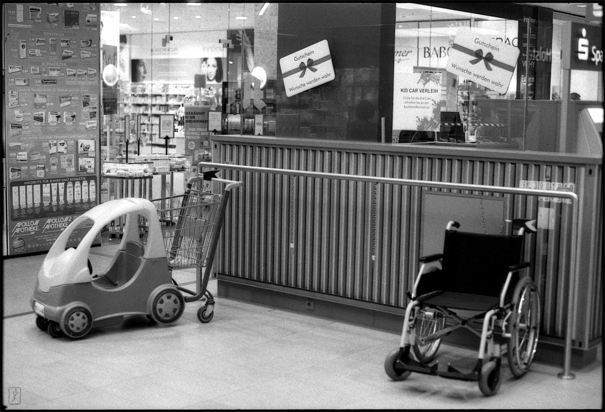 The shopping center "Hamburger Meile" provides buggies and wheelchairs for shoppers.