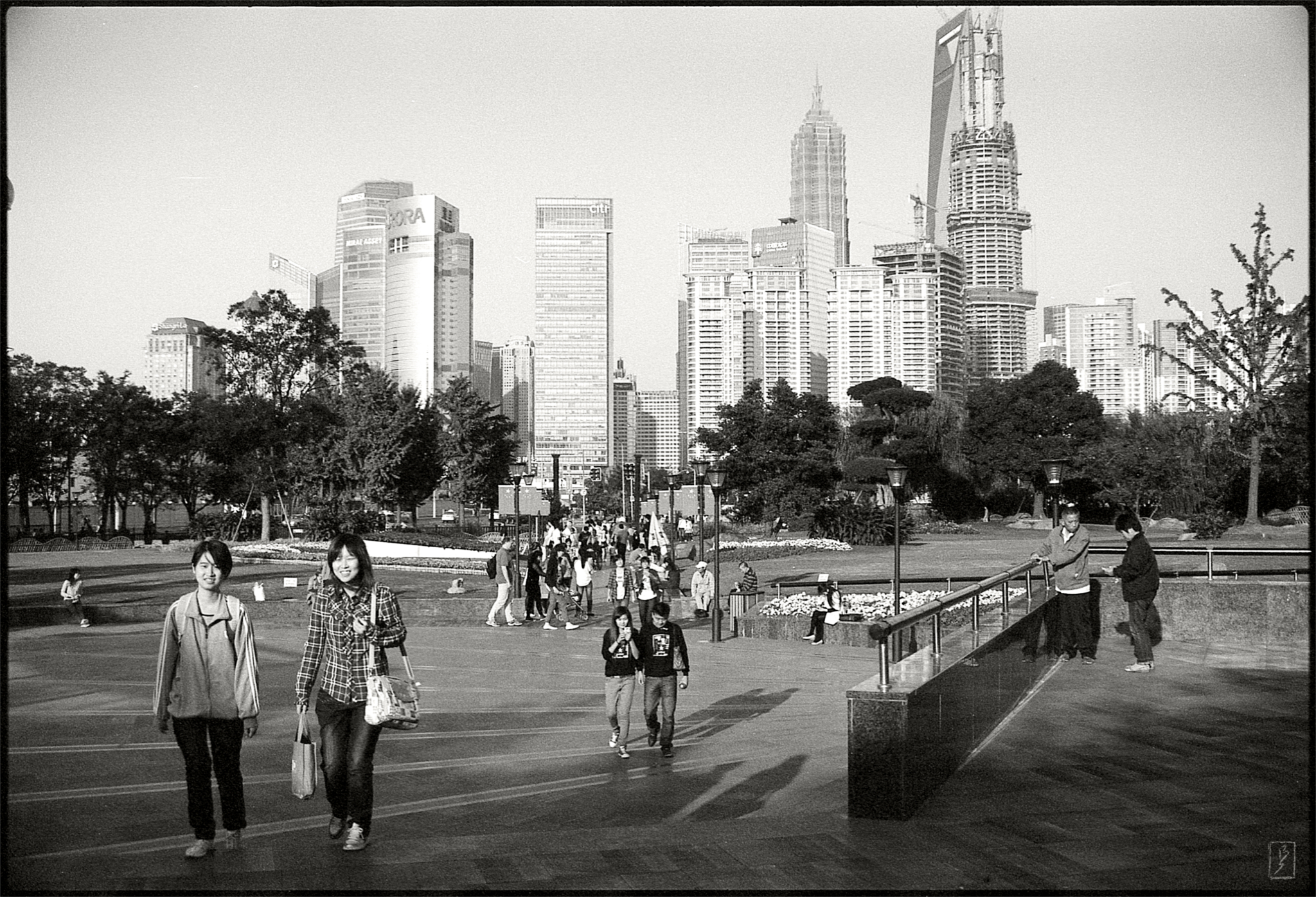 Gucheng park borrows the skyline of Pudong as scenery, but it's not possible to walk there from the park. The wide Huangpu river is between the two.