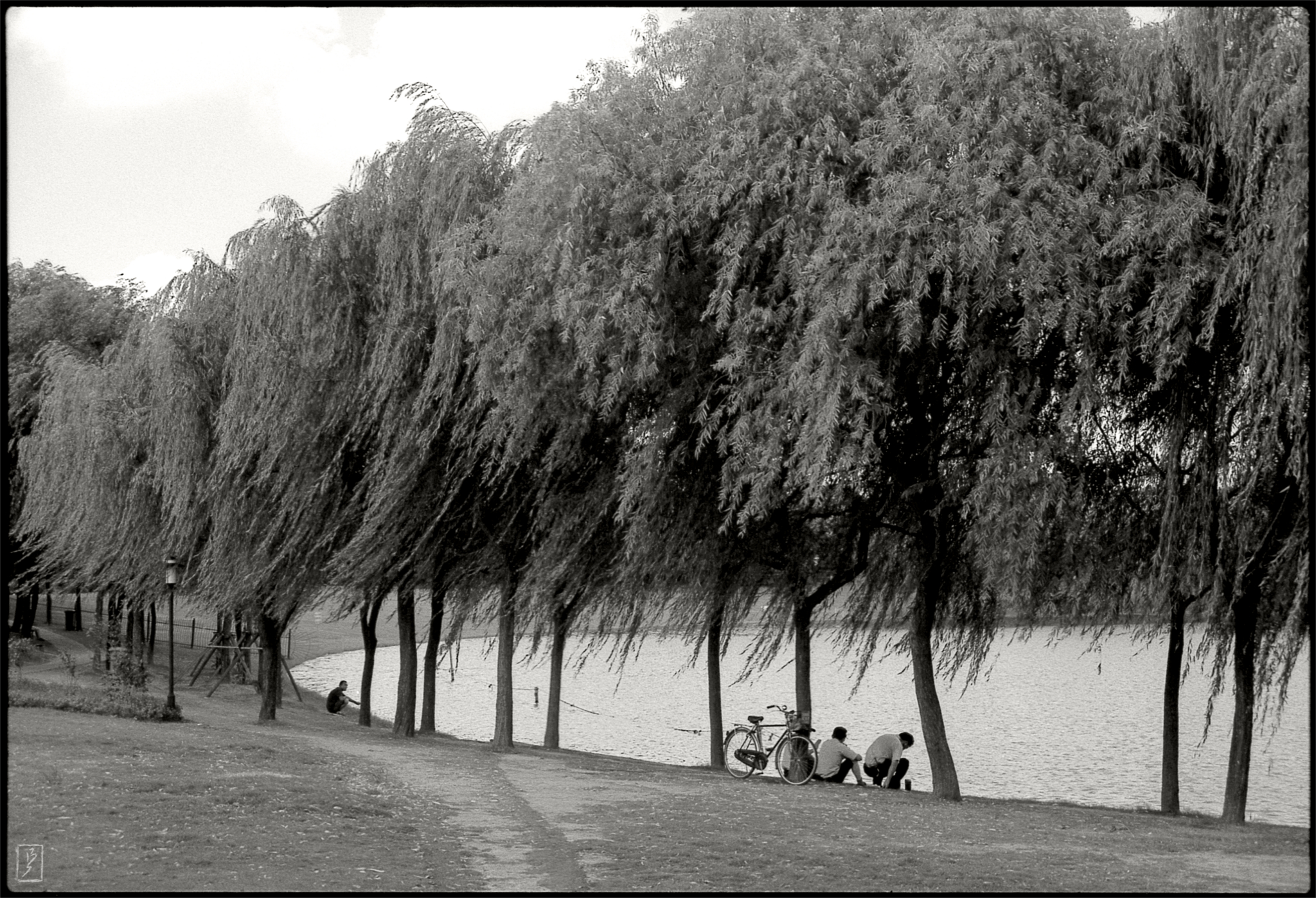Huangxing park (黄兴公园): Having a break under the trees near the lake.