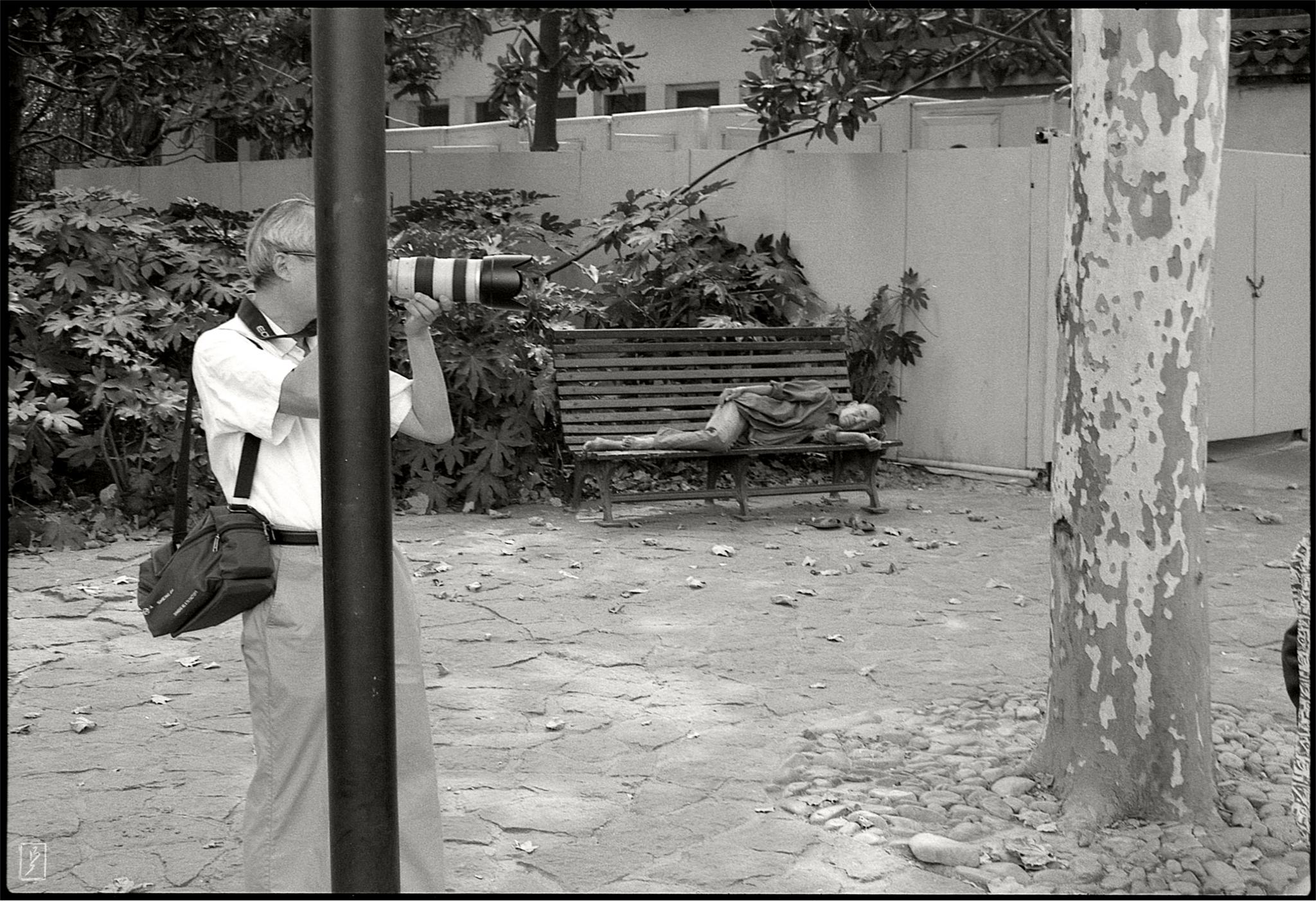 Lu Xun park (鲁迅公园): Photographer sporting a Canon and someone taking a nap on a bench.