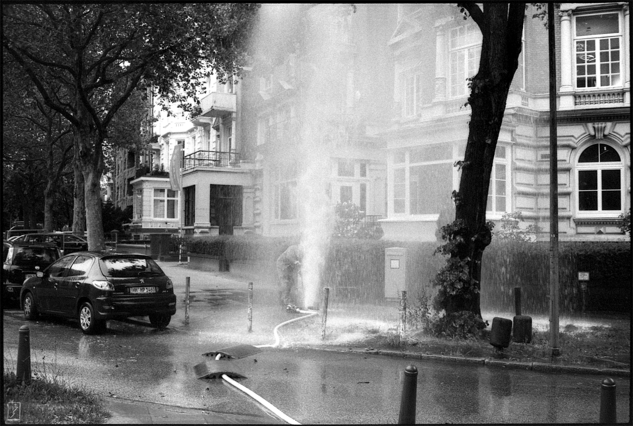 Worker trying to stop a leaking Hydrant on Schlüterstraße/Moorweidenstraße.