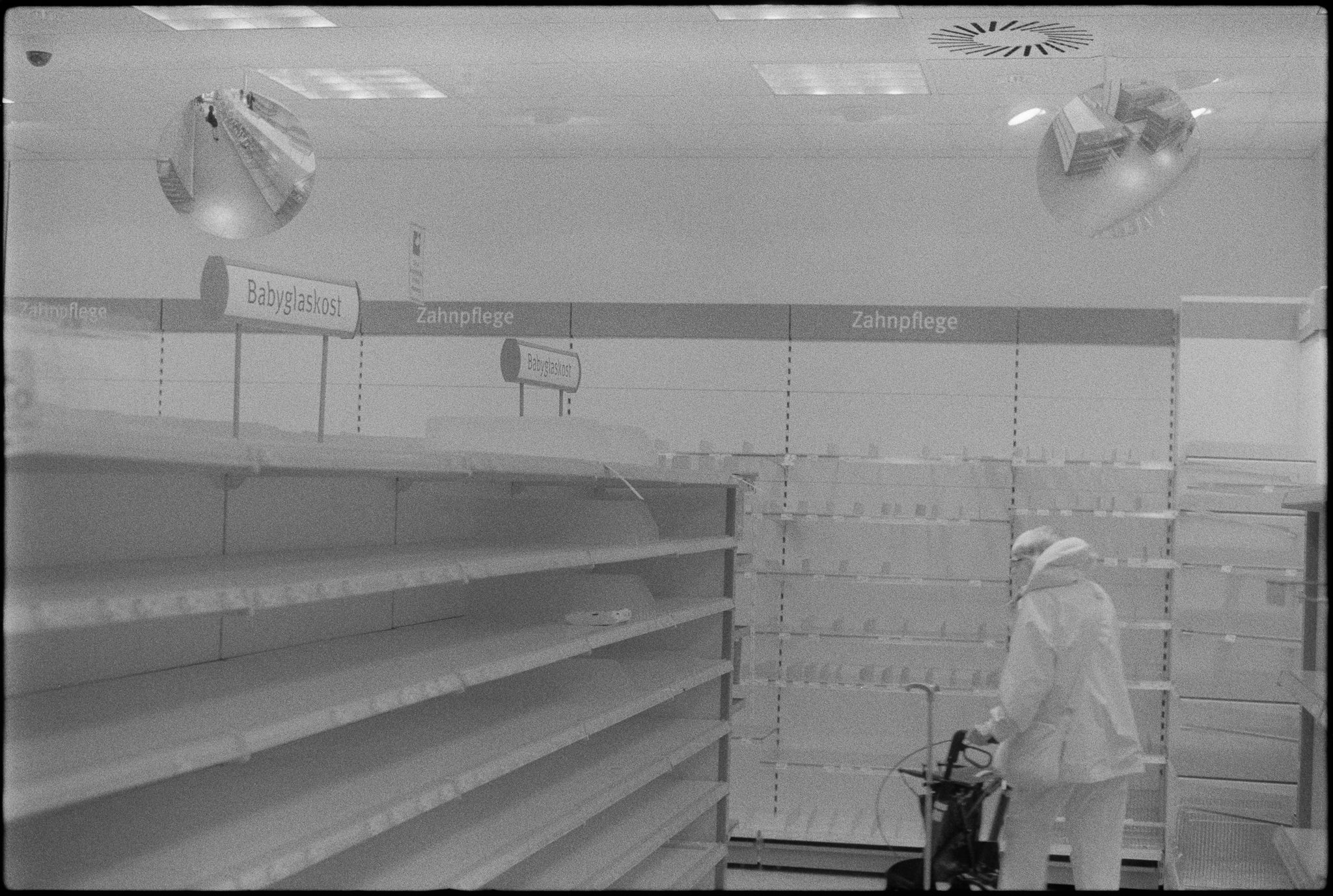 Even more empty shelves during a fire sale in the drugstore on Wandsbeker Marktstraße. (3)